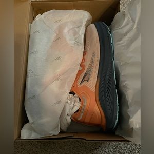 NIB: Altra Paradigm 7- size 9